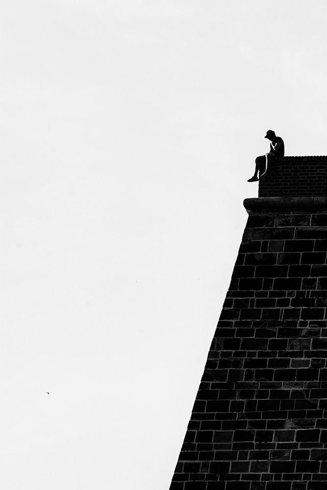 Osamocený muž na zdi