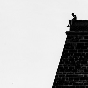 Osamocený muž na zdi
