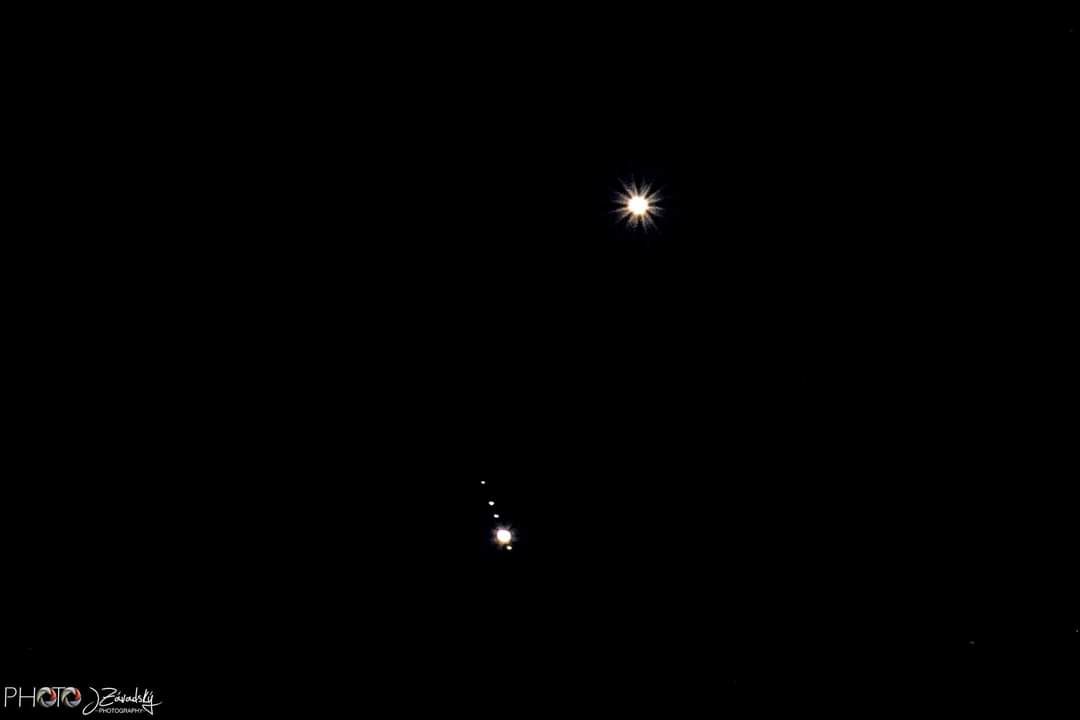 Konjukcia Venuše a Jupiter a s Jeho mesiacmi