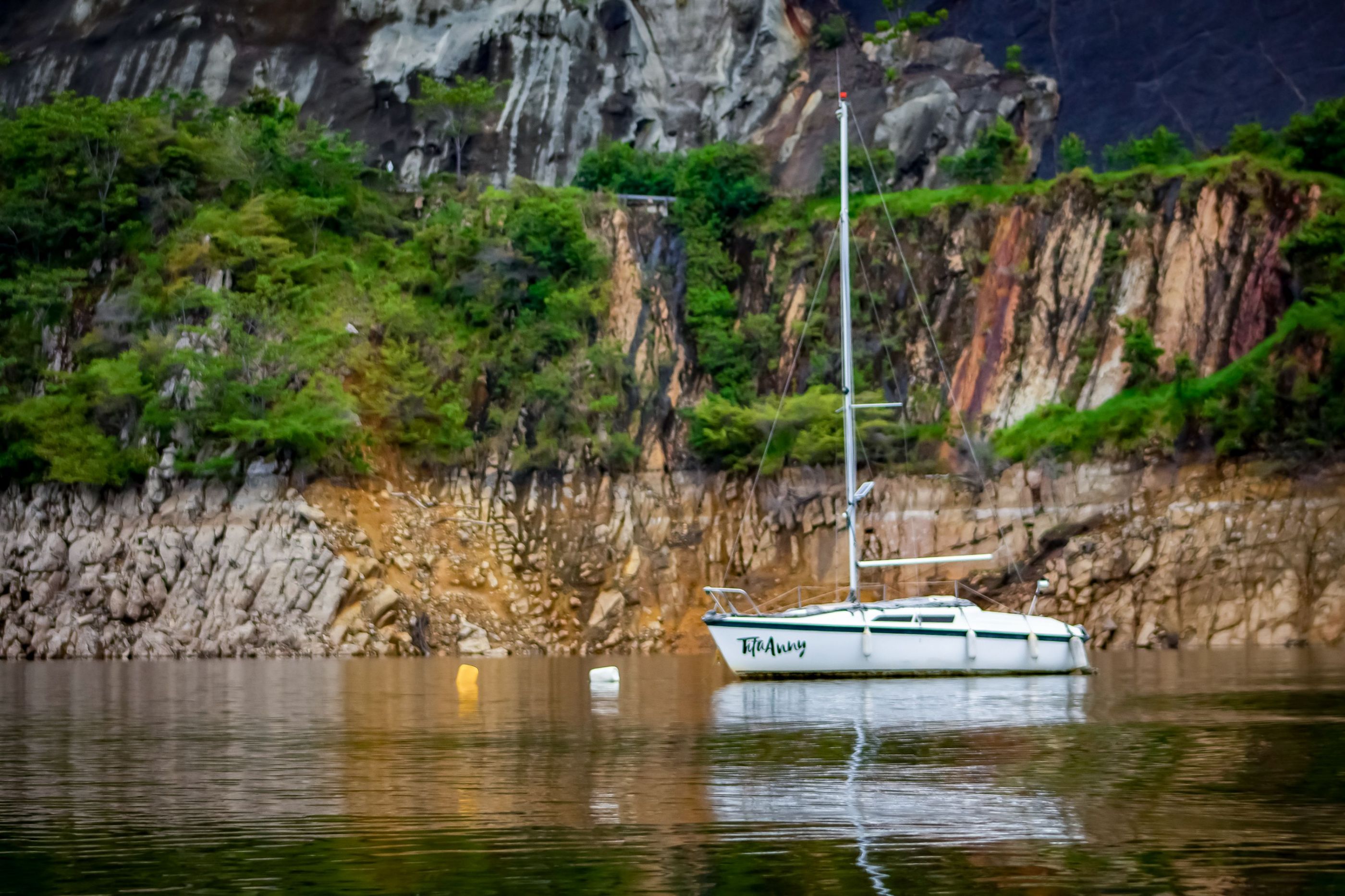 VELERO EN LA REPRESA