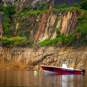 LANCHA EN LA REPRESA DE HIDROSOGAMOSO