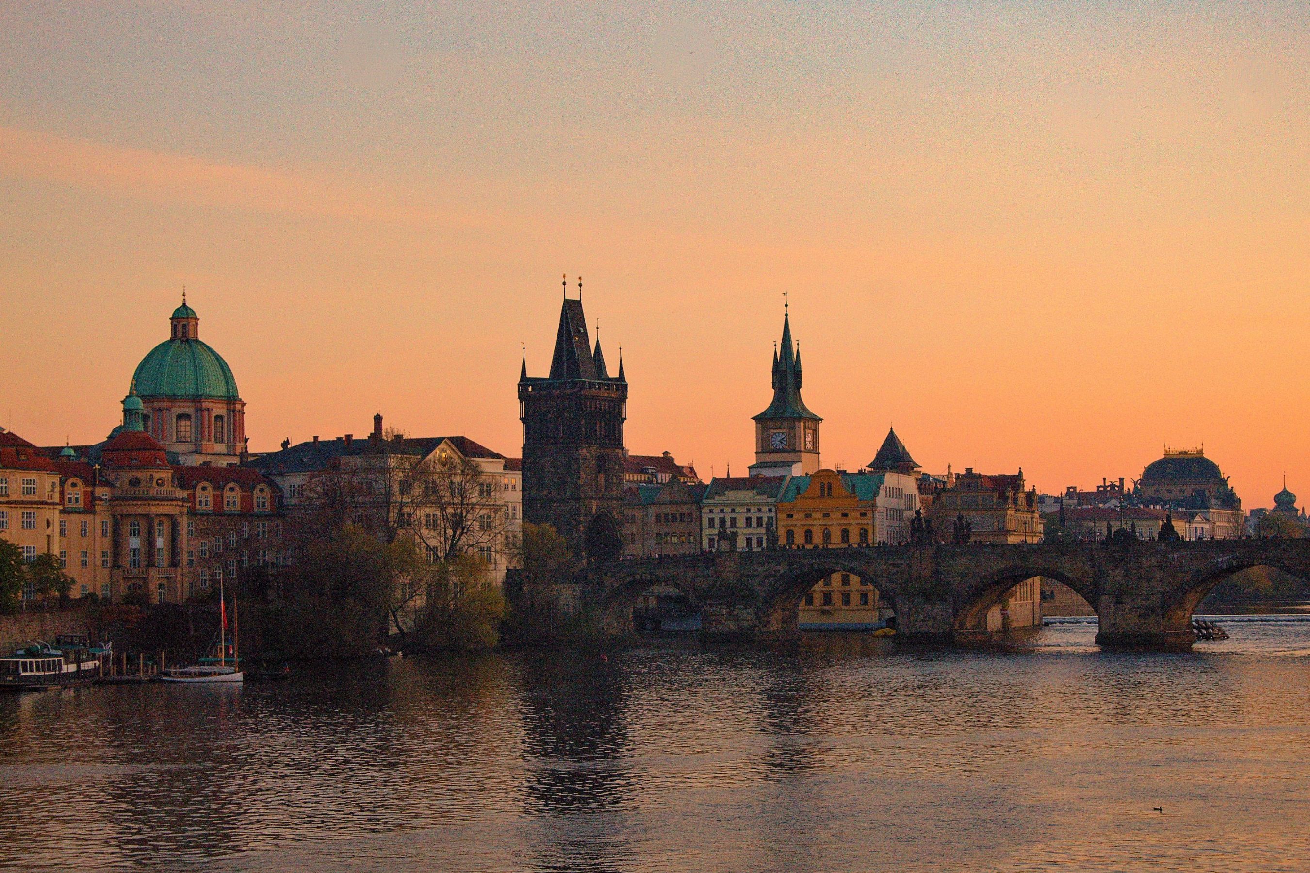 Západ slunce nad Karlovým mostě