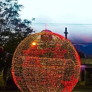Mega esfera navideña