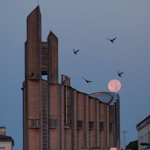 Coucher de lune derrière l'église Notre Dame de Royan